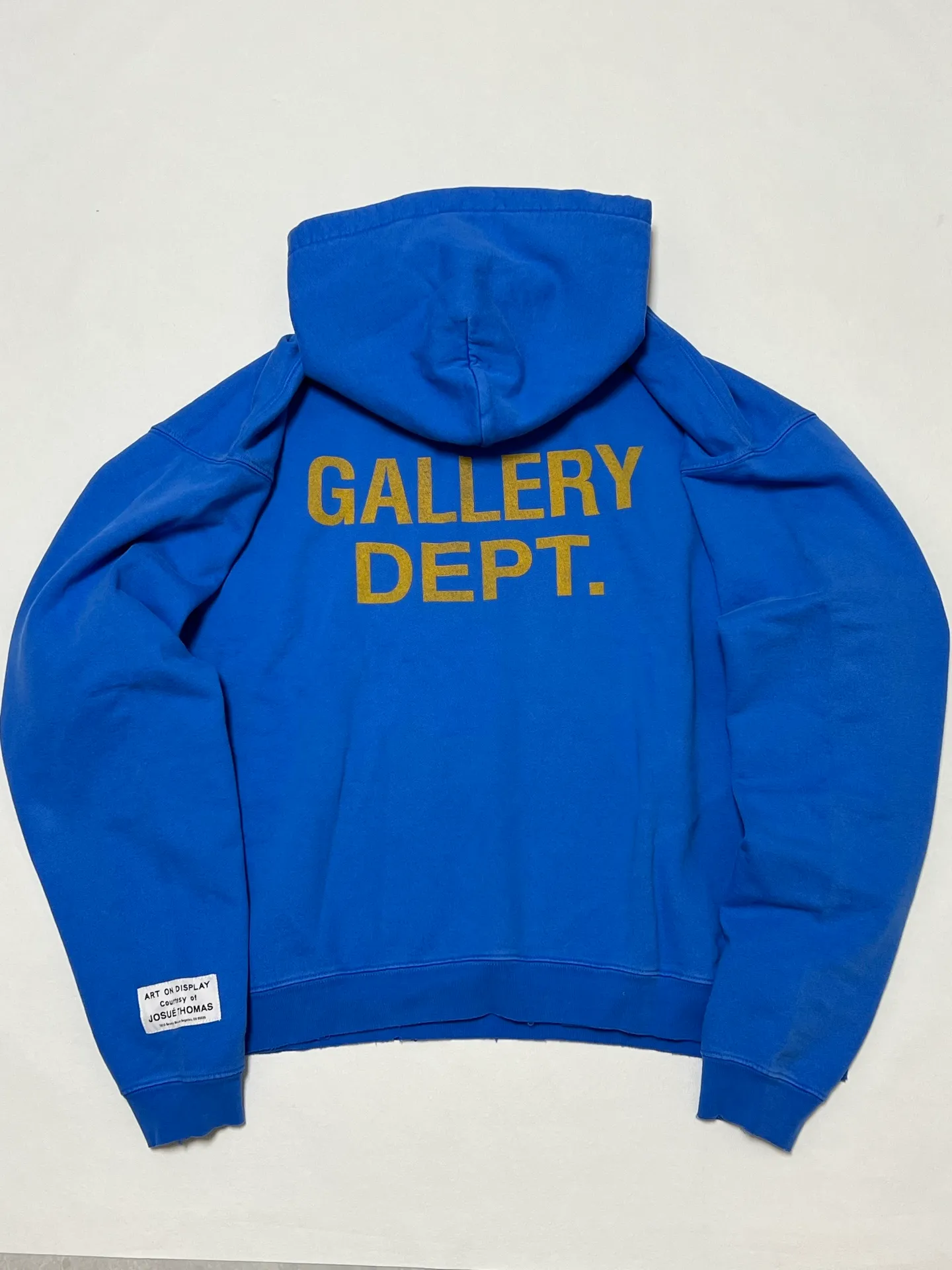More details GALLERY DEPT. 90'S GD LOGO HOODIE/BLU 90's retro destroyed royal blue English hoodie Royal blue S-XL requires custom weaving and dyeing 500g high weight sweatshirt fabric Light fleece treatment on the inside Overall wide and comfortable Loose version Trendy and fashionable Same as the original version Washed and distressed printing Original consistent hang tag With G LOGO hanging grain / yellow triangle warning sign